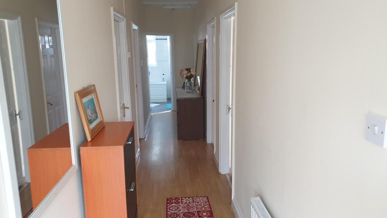 Ferienwohnung Guess Bungalow Wembley London Exterior foto