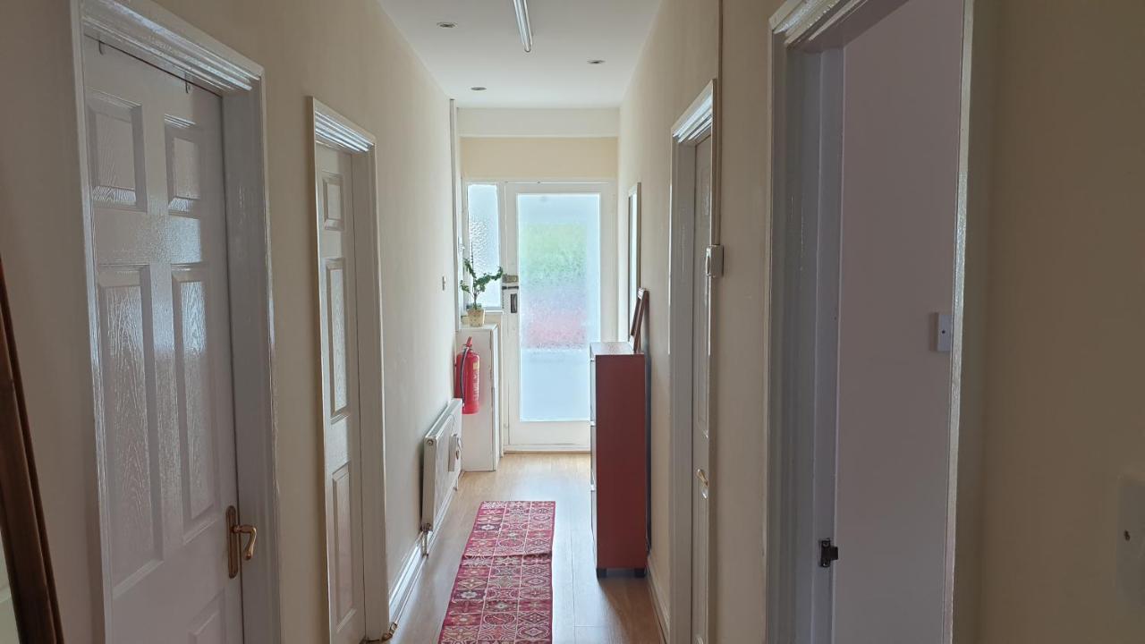 Ferienwohnung Guess Bungalow Wembley London Exterior foto