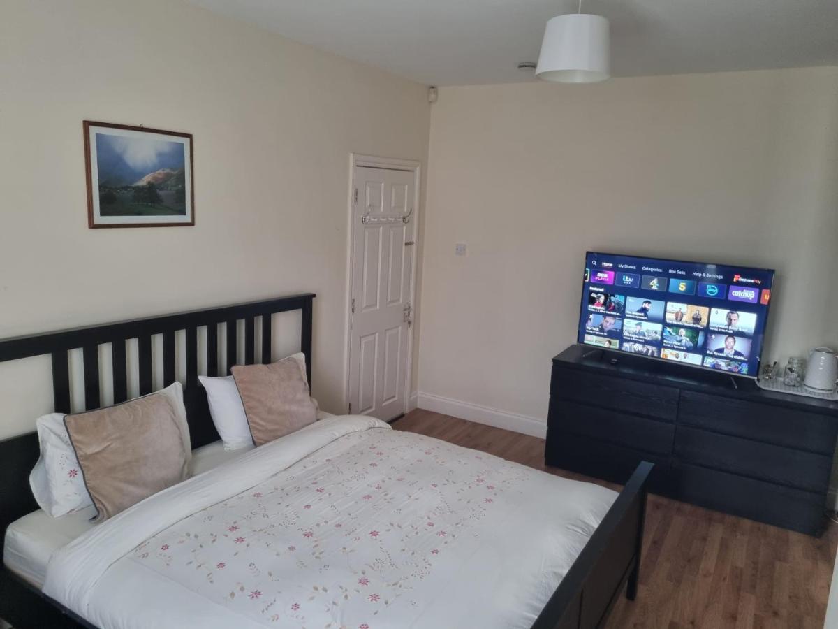 Ferienwohnung Guess Bungalow Wembley London Exterior foto