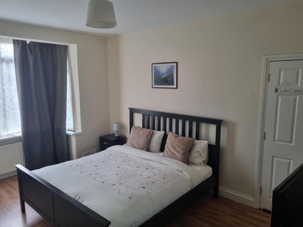 Ferienwohnung Guess Bungalow Wembley London Exterior foto