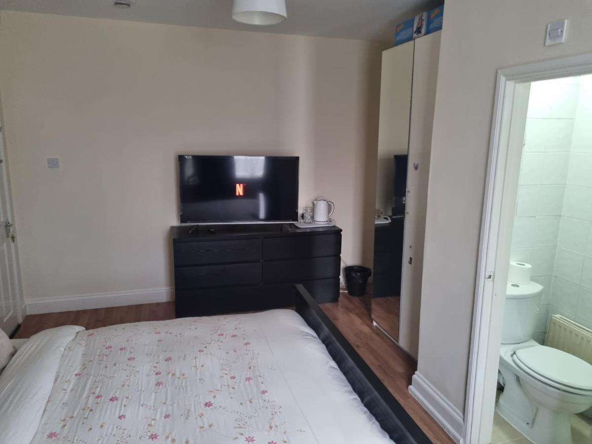 Ferienwohnung Guess Bungalow Wembley London Exterior foto
